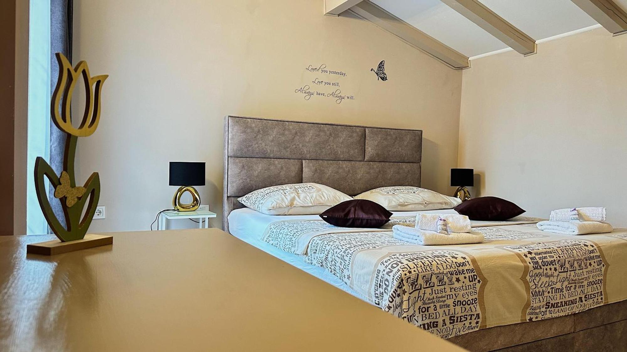Apartments Matea Тисно Экстерьер фото